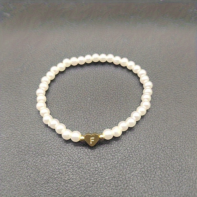Damen Perlenarmband - Goldfarbener Herz-Buchstaben-Anhänger