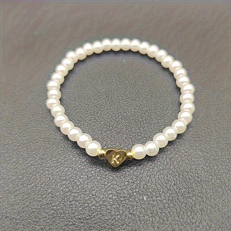 Damen Perlenarmband - Goldfarbener Herz-Buchstaben-Anhänger