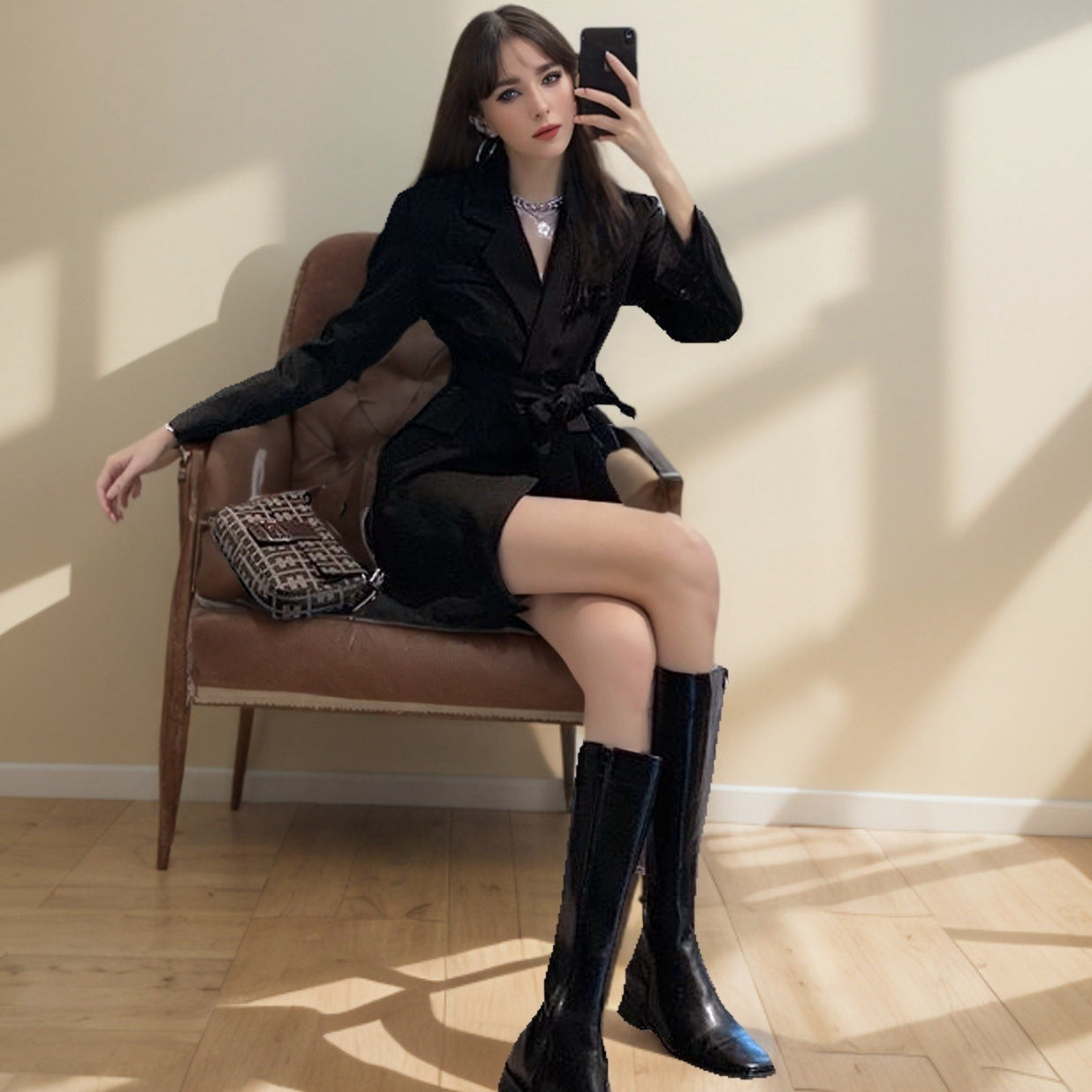 Damen Schwarzes Blazer-Kleid mit Tiefem V-Ausschnitt - Lange Ärmel & Taillengürtel