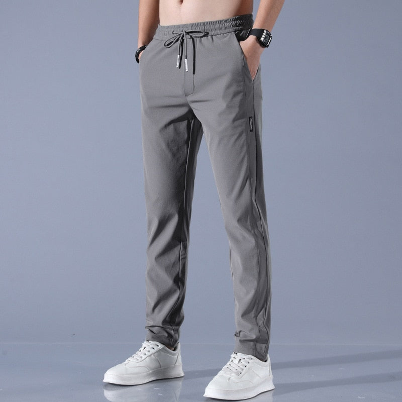 Herren Leichte Stretch-Jogginghose - Schmal zulaufende Passform mit Kordelzug