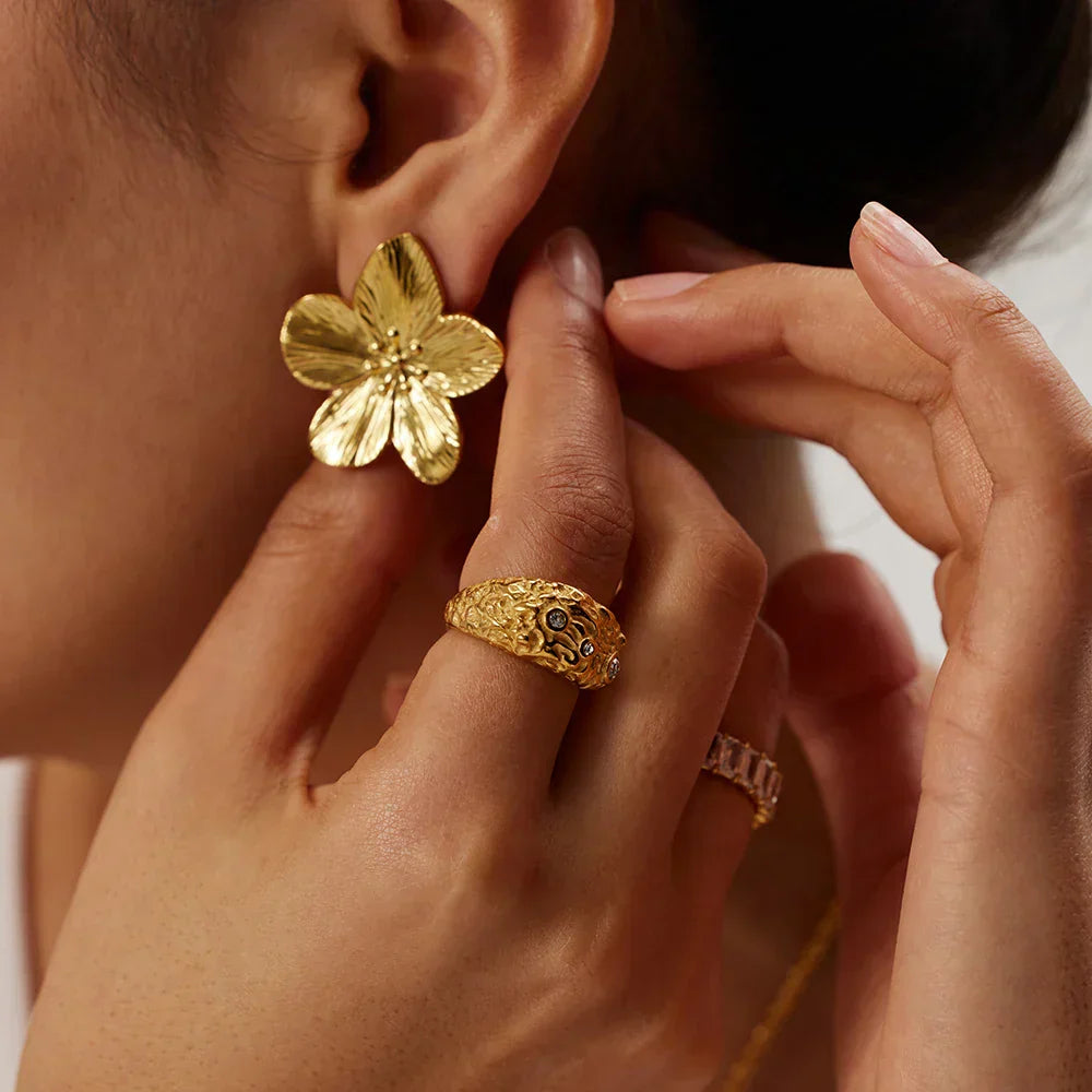 Damen Ohrstecker Blume - Statement Schmuck mit Strukturiertem Finish