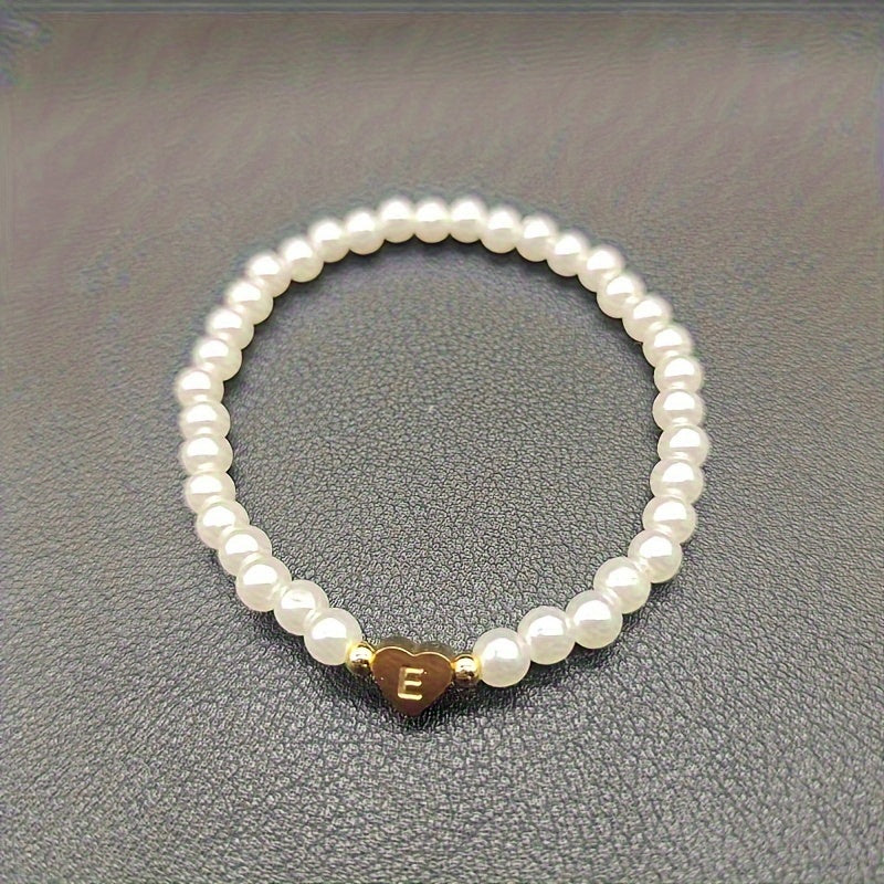 Damen Perlenarmband - Goldfarbener Herz-Buchstaben-Anhänger